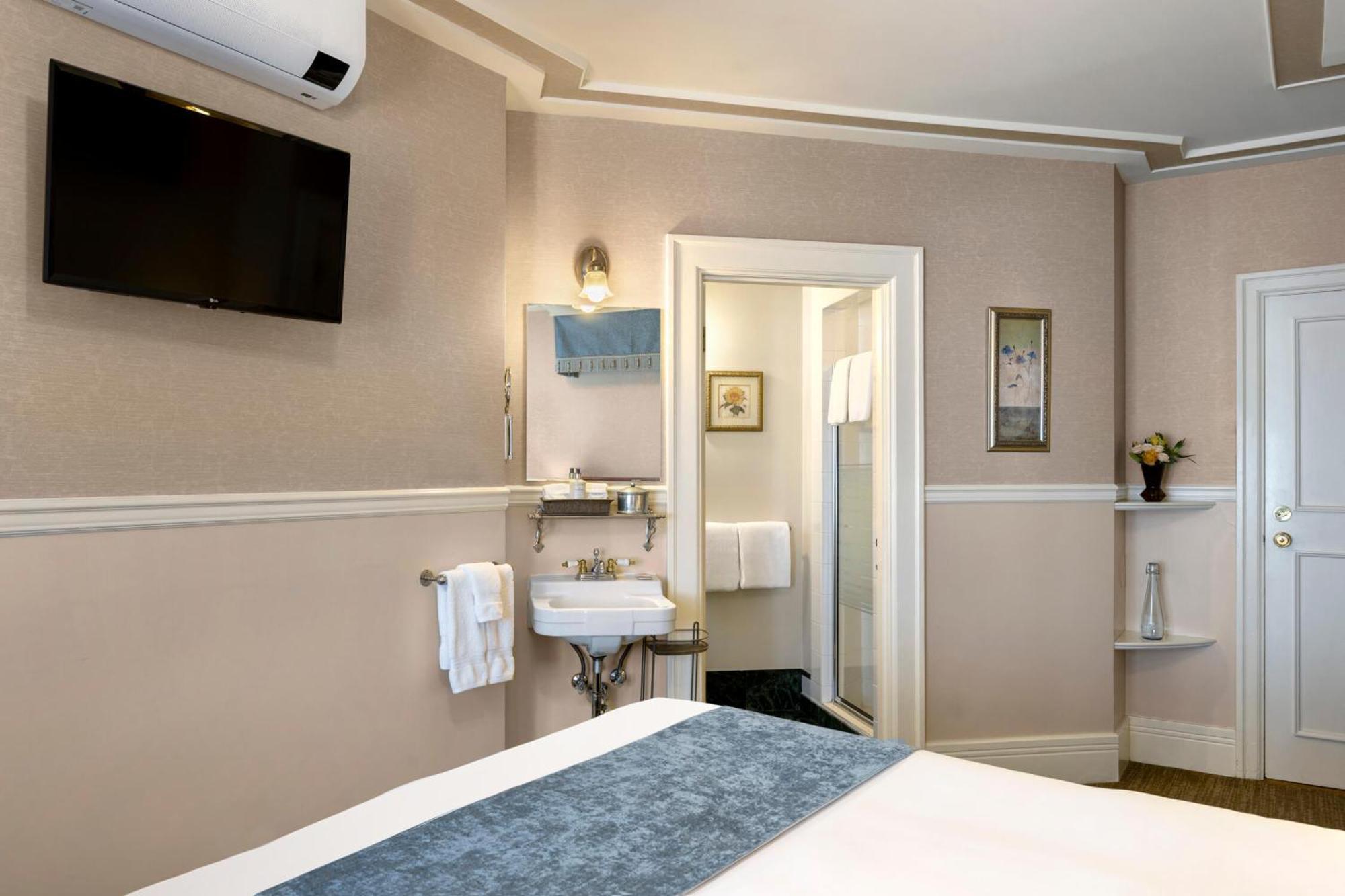 Standard Queen Room