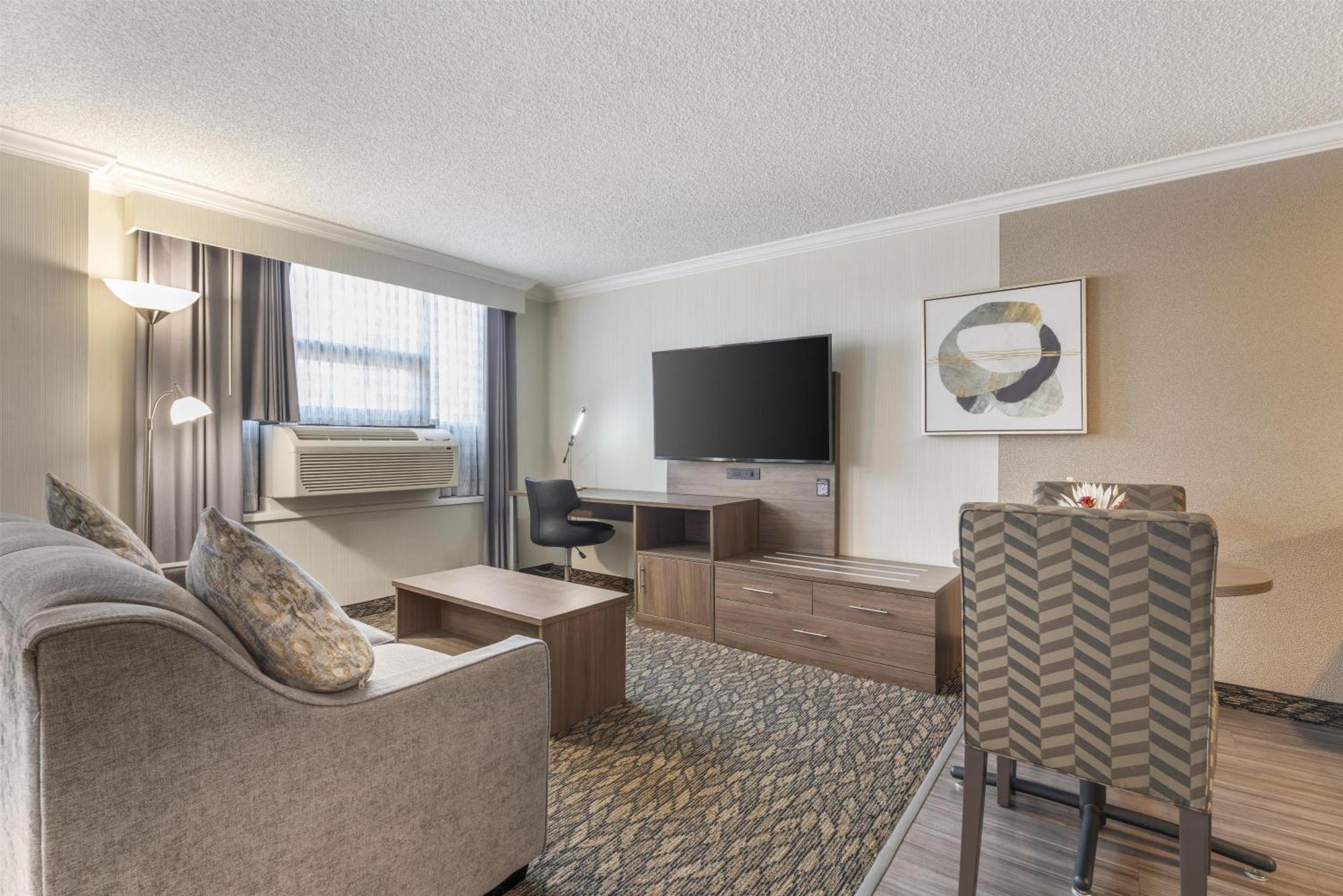Suite One King One Queen Bed