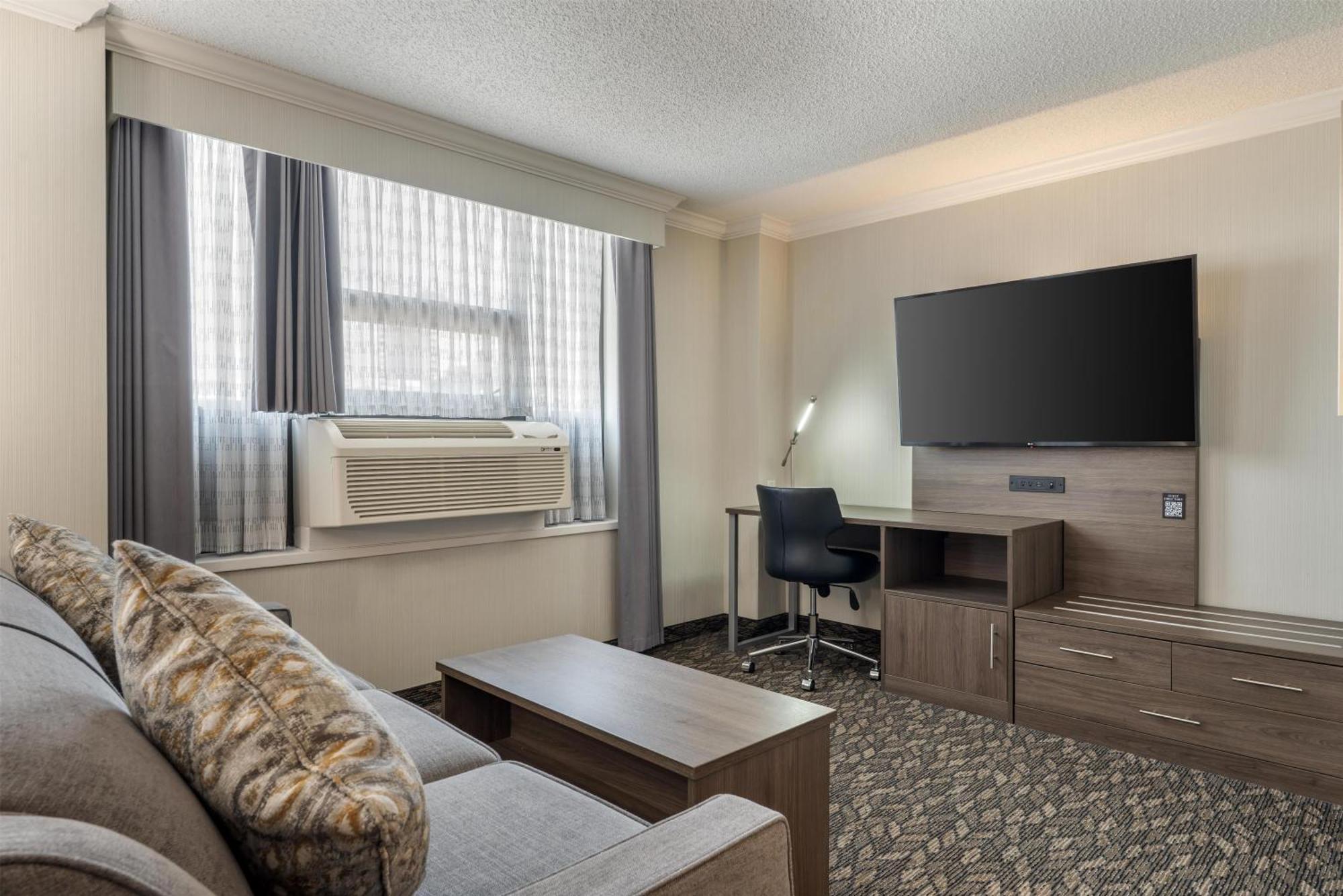 Suite Two Double Beds Sofa Bed Kitchen