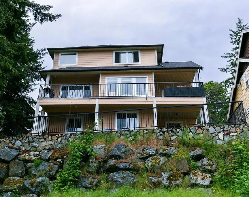 Cozy Renovated Oasis W Private Terrace & Parking-1