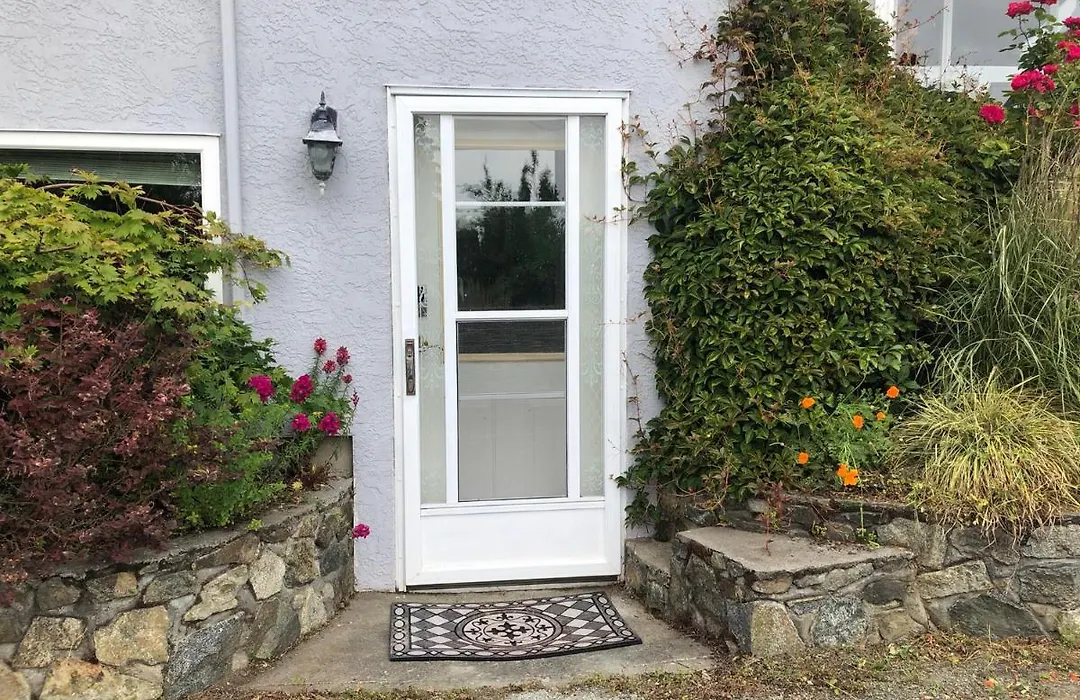 One Bedroom Suite Near Hillside Mall-1
