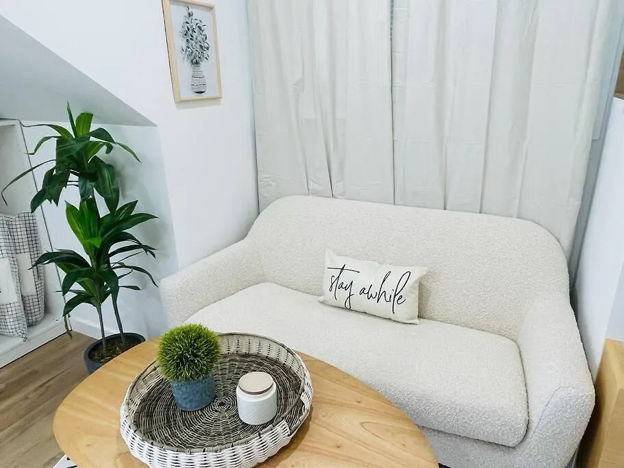 Stylish Cozy One Bedroom Studio With Free Parking-1