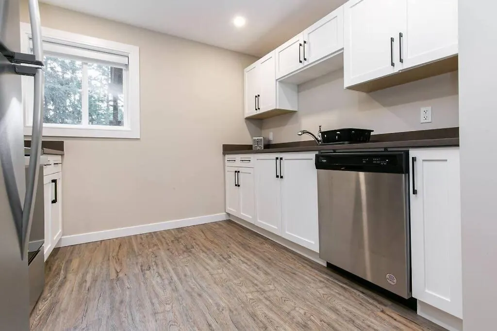 Renovated 2 Bedroom Apt In Langford-1