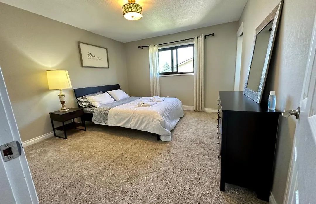 Vacation Home In Victoria - 10 Min Walk To Mt Douglas-1