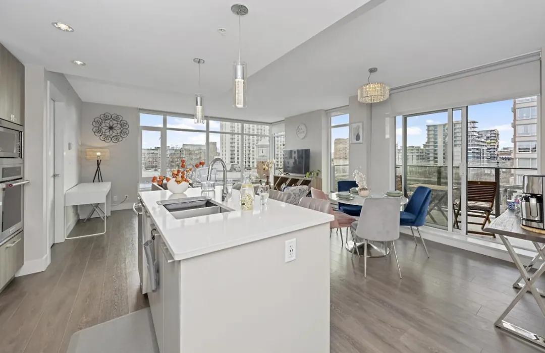 Downtown 2 Bedrooms 950Sqft New Condo With Beautiful Views-1