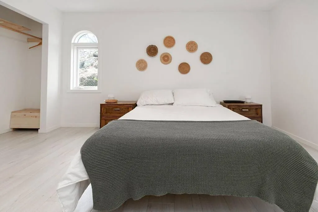 Bright Cozy 3 Bedroom Suite-1