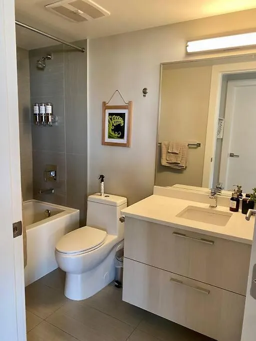 Lovely 1 Bedroom Condo With Free Parking Onsite-1
