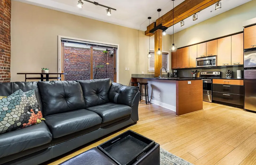 Spacious 1 Bedroom Apt Near Dt Victoria With Patio-1