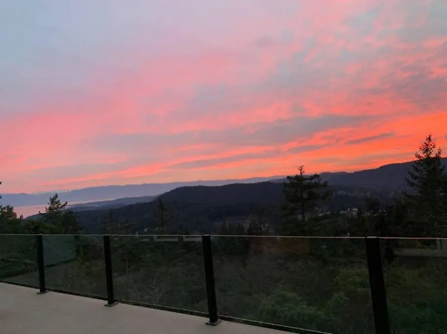 Serene Mountaintop Home With Incredible Views-1