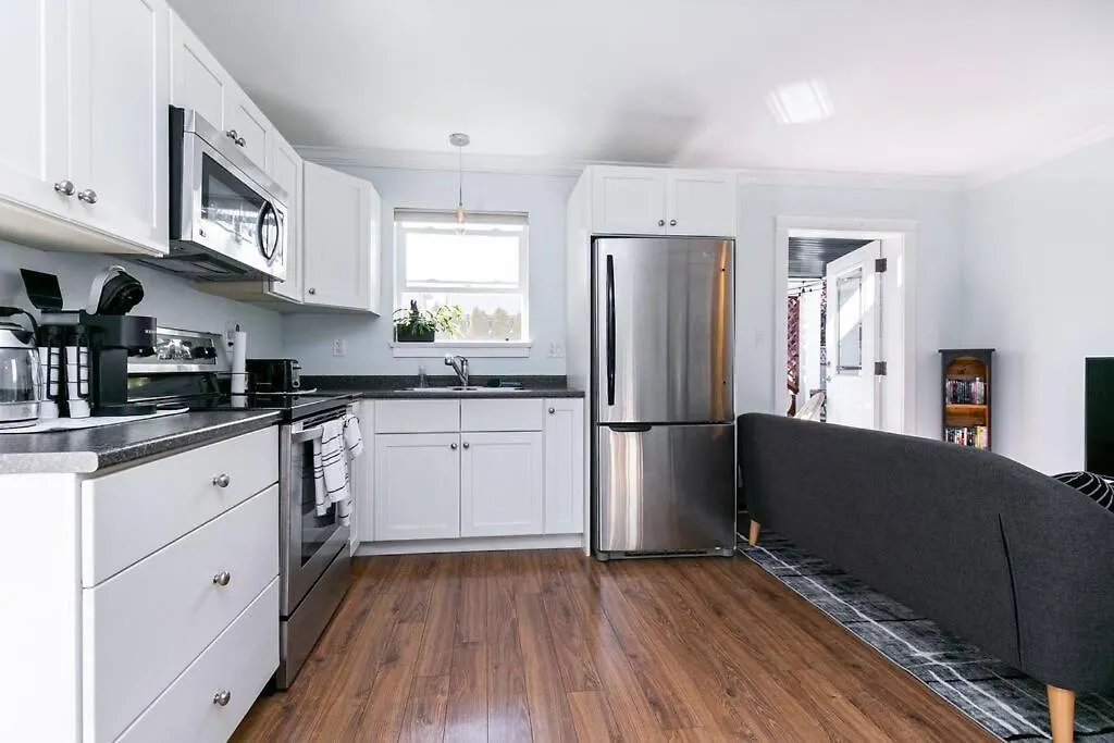 Great 1-Bedroom Suite Near Downtown Langford-1