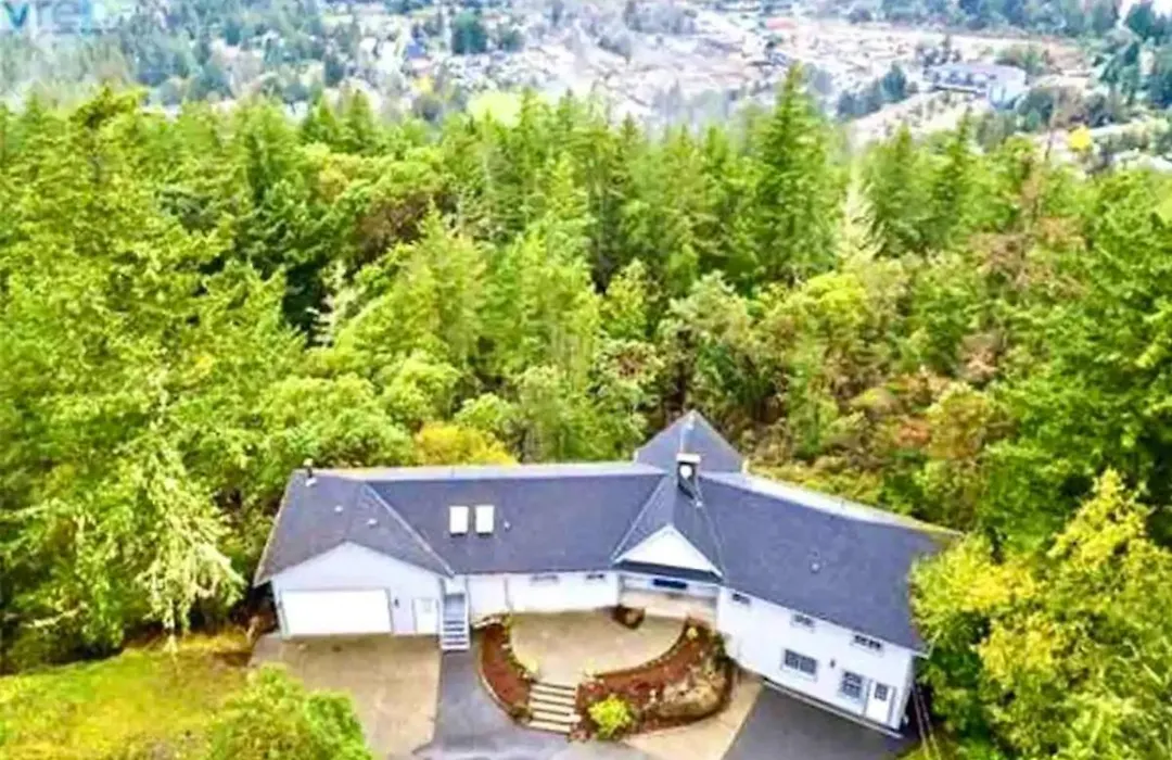 Stunning Home With Amazing Views Near The City-1