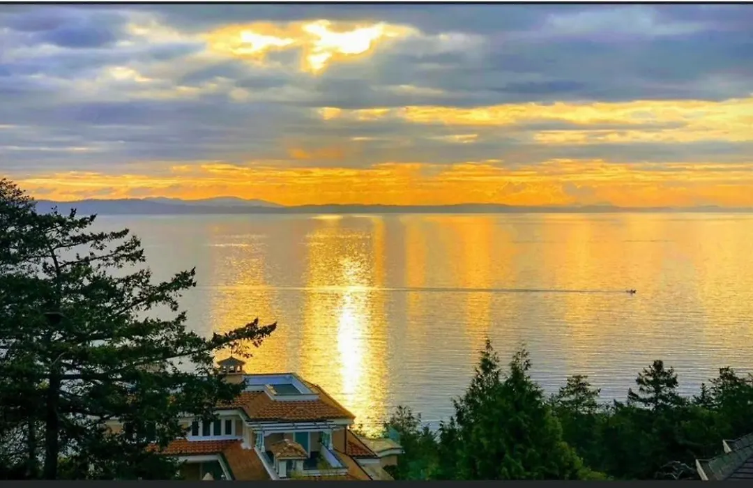 Incredible Views Beautiful 2-Bedroom Suite-1