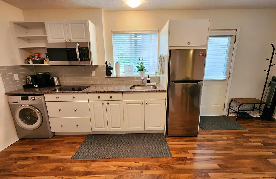 Adorable 1- Bedroom Suite In Langford-1