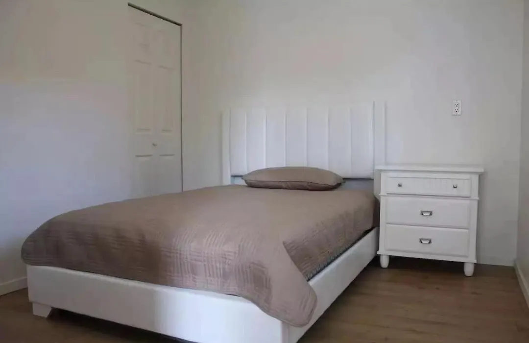 Close Uvic Three Bedroom One Bathroom Unit-1