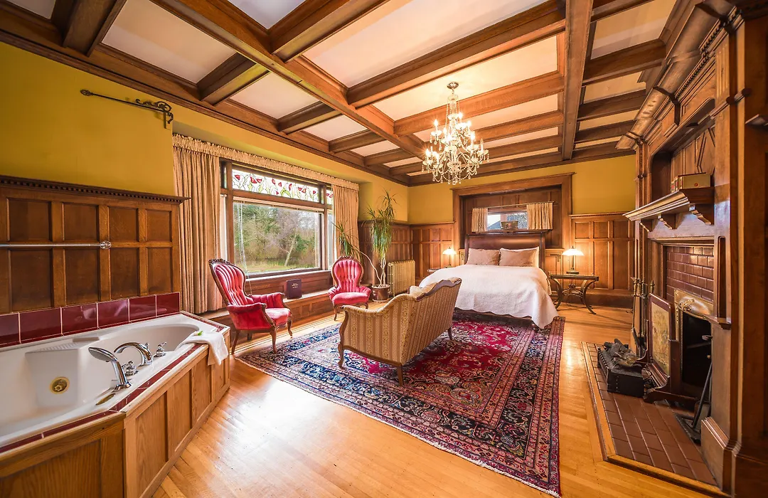 Dashwood Manor Seaside Bed & Breakfast-1