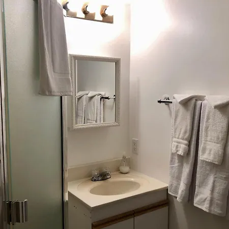 One Bedroom Suite Near Hillside Mall-3