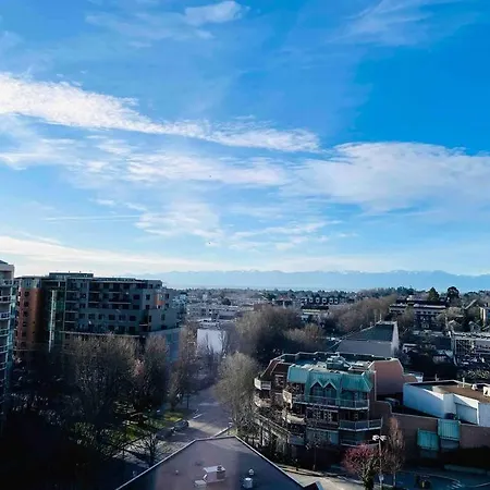 Luxury Downtown 2 Bedroom Suite With Ocean Views-3
