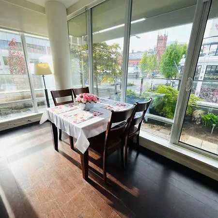 Spacious Downtown 2 Bedroom Condo With Pool And Air Conditioning-3