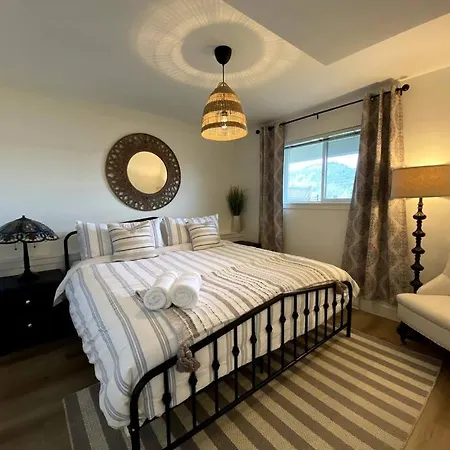 Cozy Lakeview Suite-3
