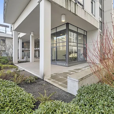Downtown 2 Bedrooms 950Sqft New Condo With Beautiful Views-3