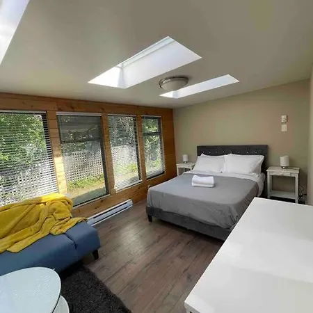 Small Sweet One Bedroom Backyard Apartment With Huge Deck-3