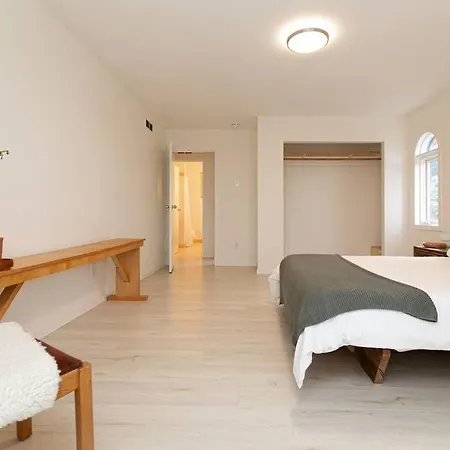 Bright Cozy 3 Bedroom Suite-3