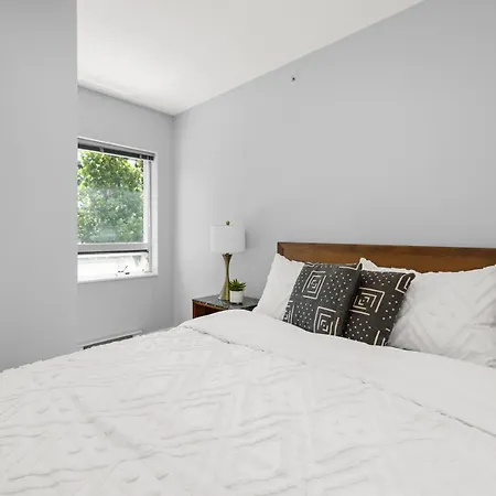 Corazon Trendy Townhome By Iris Properties!-2