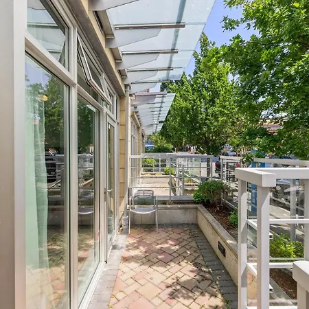 Corazon Trendy Townhome By Iris Properties!-3