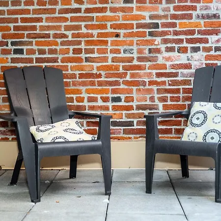 Spacious 1 Bedroom Apt Near Dt Victoria With Patio-2