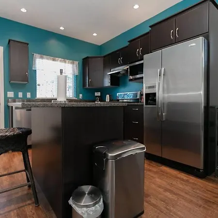 Entire 3-Bedroom House Near Town-2