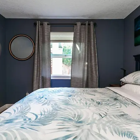 Great 1-Bedroom Suite Near Downtown Langford-2