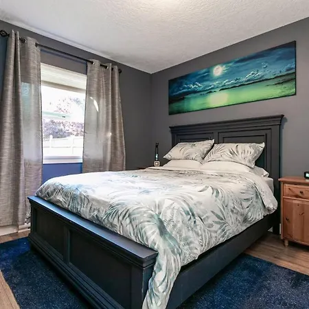 Great 1-Bedroom Suite Near Downtown Langford-3