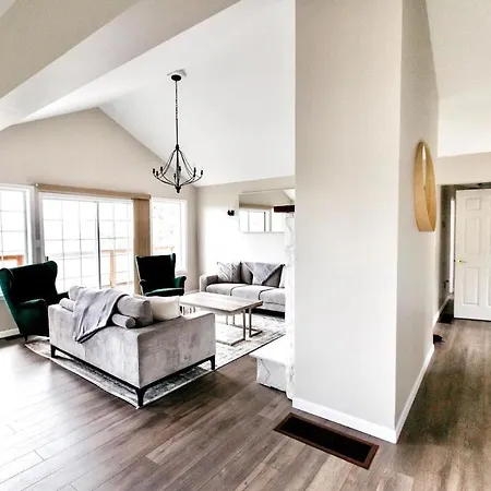 Stunning Home With Amazing Views Near The City-3