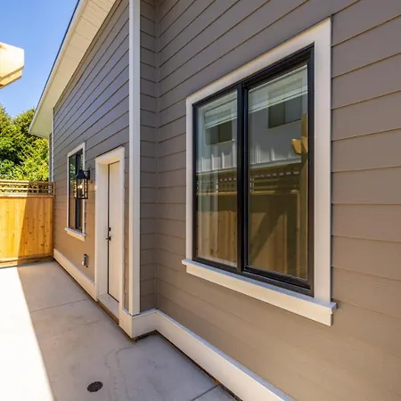 Centrally Located, Modern, Private, Garden Suite-3