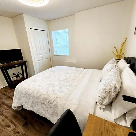 Adorable 1- Bedroom Suite In Langford-3