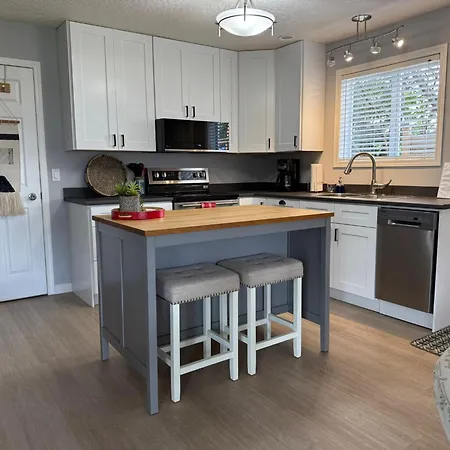 Lovely 2 Bedroom Suite Steps From The Beach-2